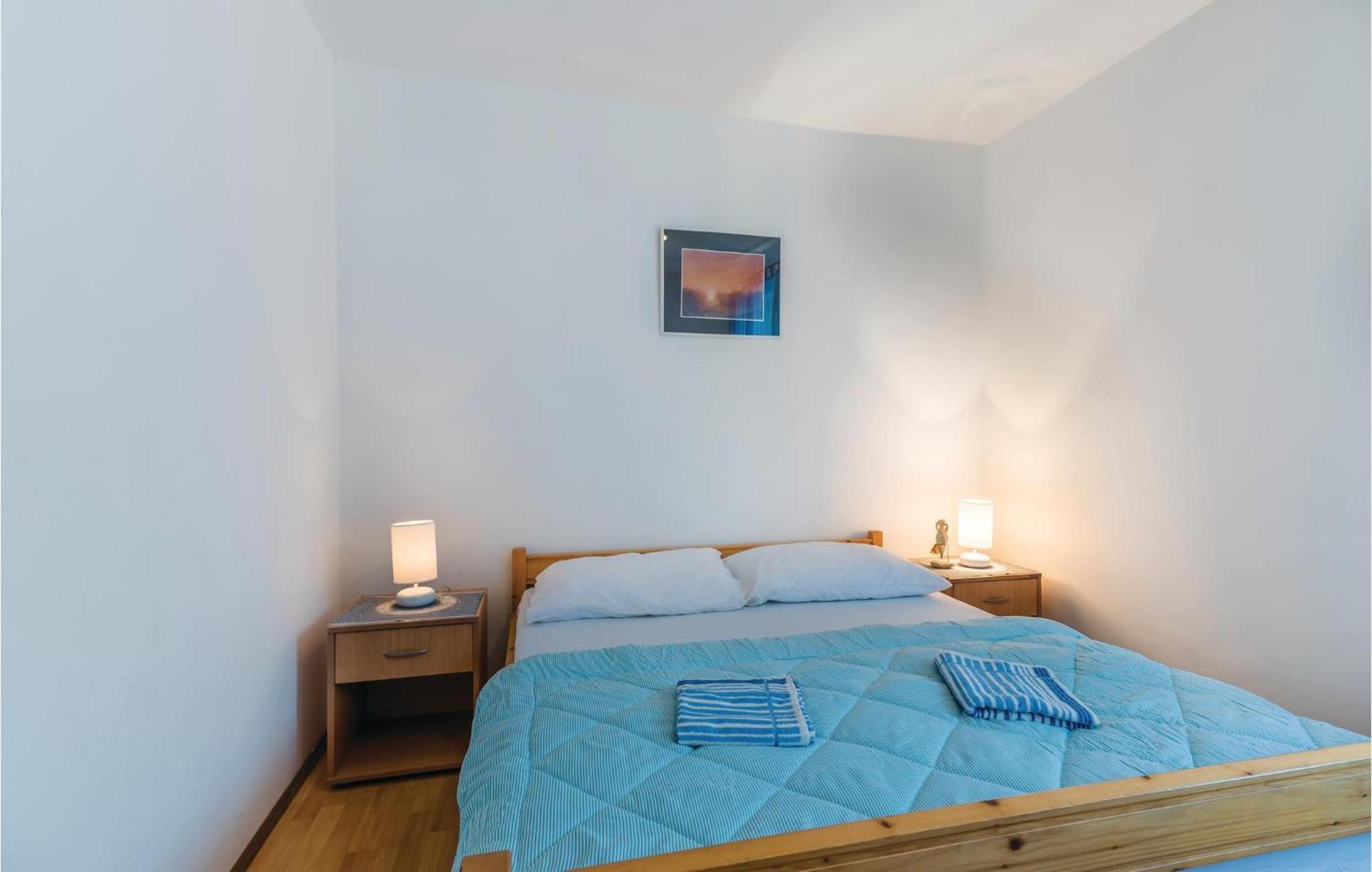 Awesome Apartment In Njivice With Kitchen Eksteriør billede