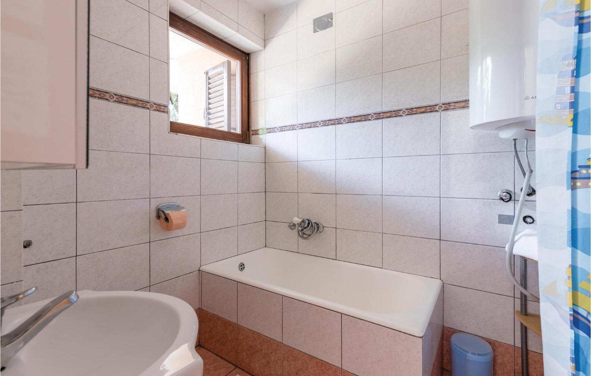 Awesome Apartment In Njivice With Kitchen Eksteriør billede